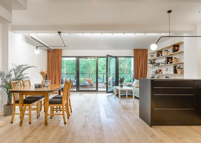 Lumina Apartment With Balcony Overlooking The Park